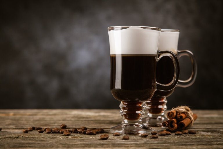 Pharisäer: Kaffe mit Rum und Sahne in einem Gla