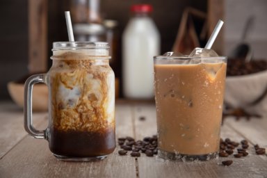 Cold Brew Kaffee mit Eis und verschiedenen Zusätzen im Glas