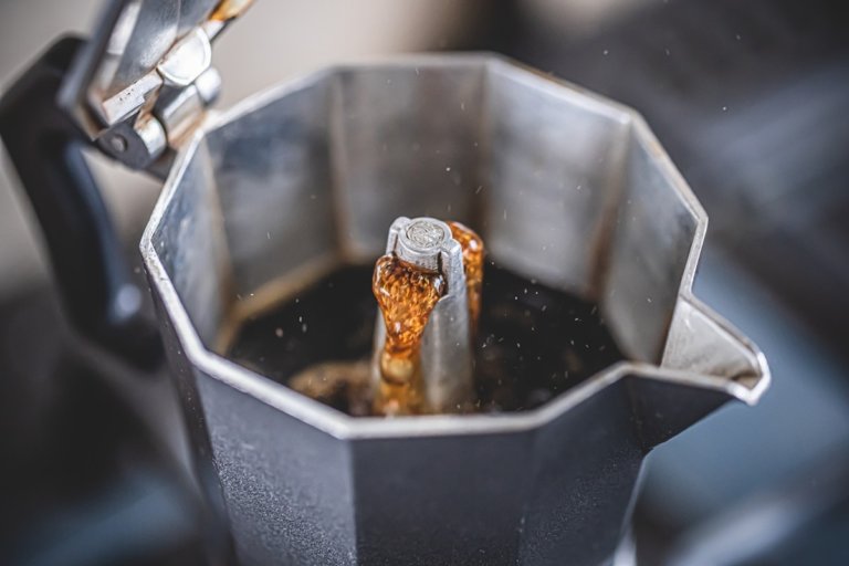 Kaffee in einem Espressokocher Edelstahl