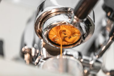 Espresso aus einer Siebträgermaschine für einen Barraquito
