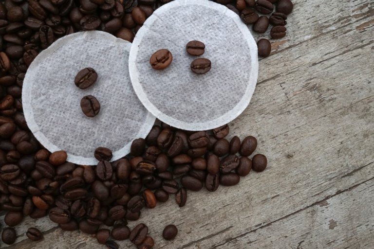 Kaffeepads und Kaffeebohnen