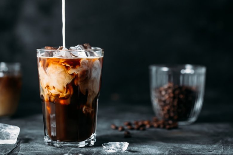 Cold Brew Kaffee mit Eiswürfeln im Gla